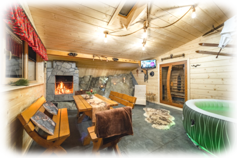 Strefa relaksu, stół w tle kominek i sauna