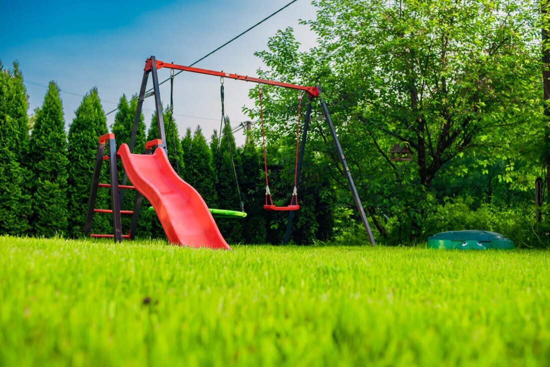 Ogród z tarasem i widokiem na góry