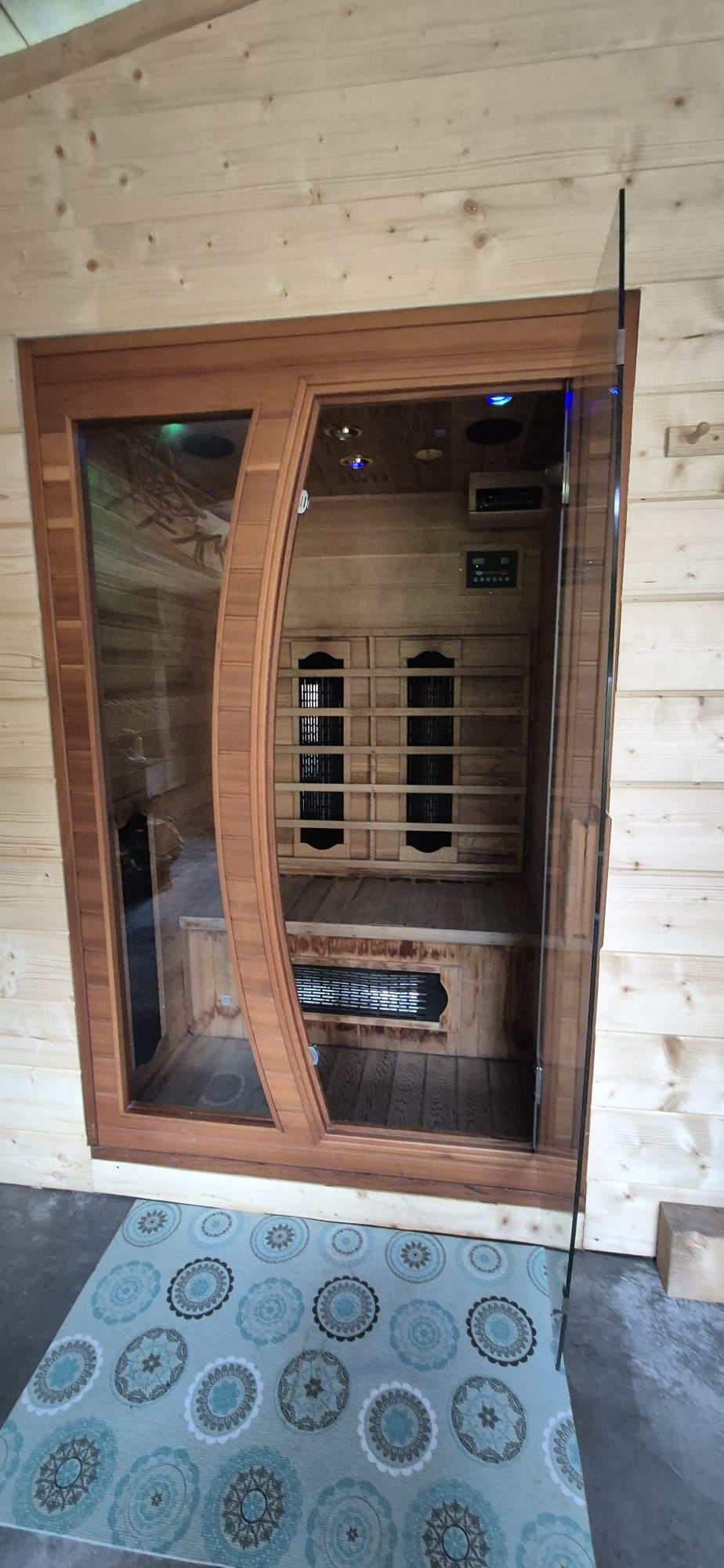 Przytulne wnętrze sauny z drewnianym wykończeniem