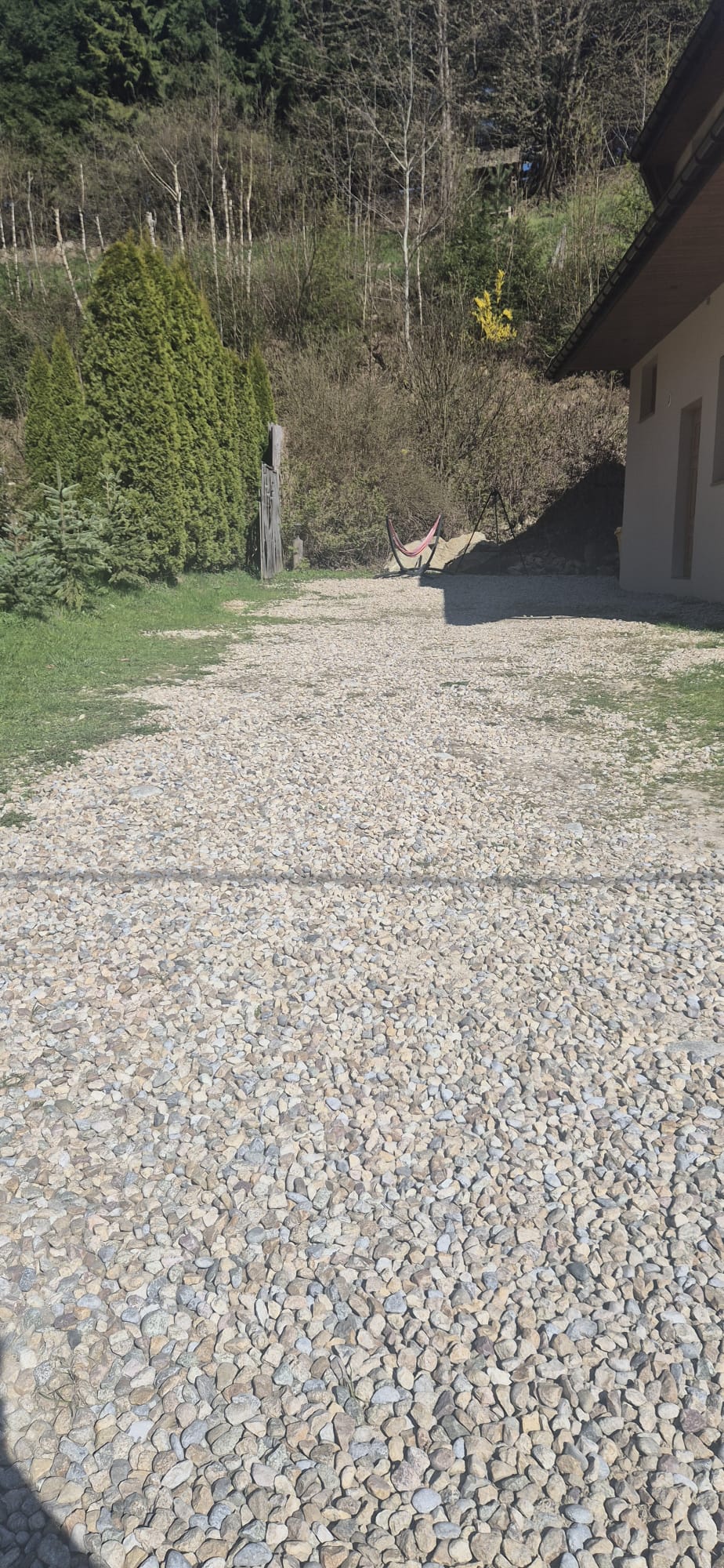 Samochód zaparkowany przy górskim domku