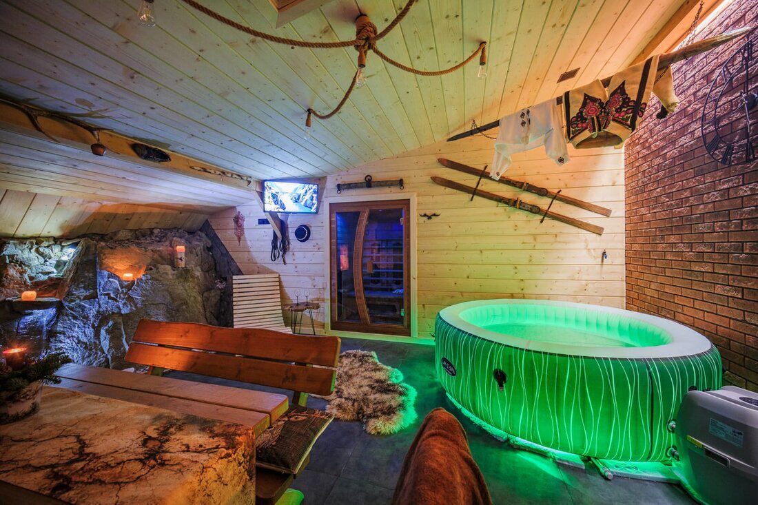 Pomieszczenie relaksu, jacuzzi, sauna, wystrój w stylu góralskim