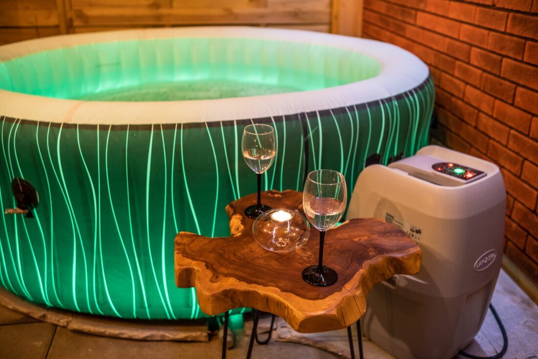 Jacuzzi w oświetone kolorem zielonym